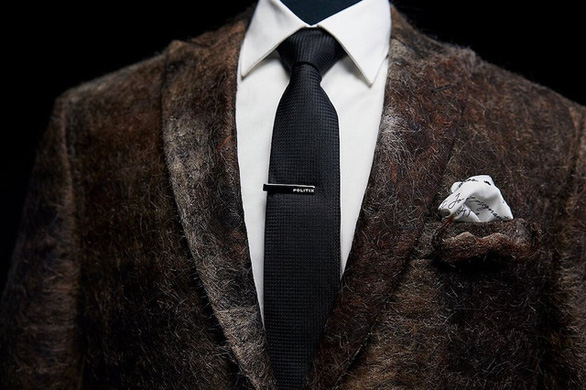 suit làm từ râu ria mép