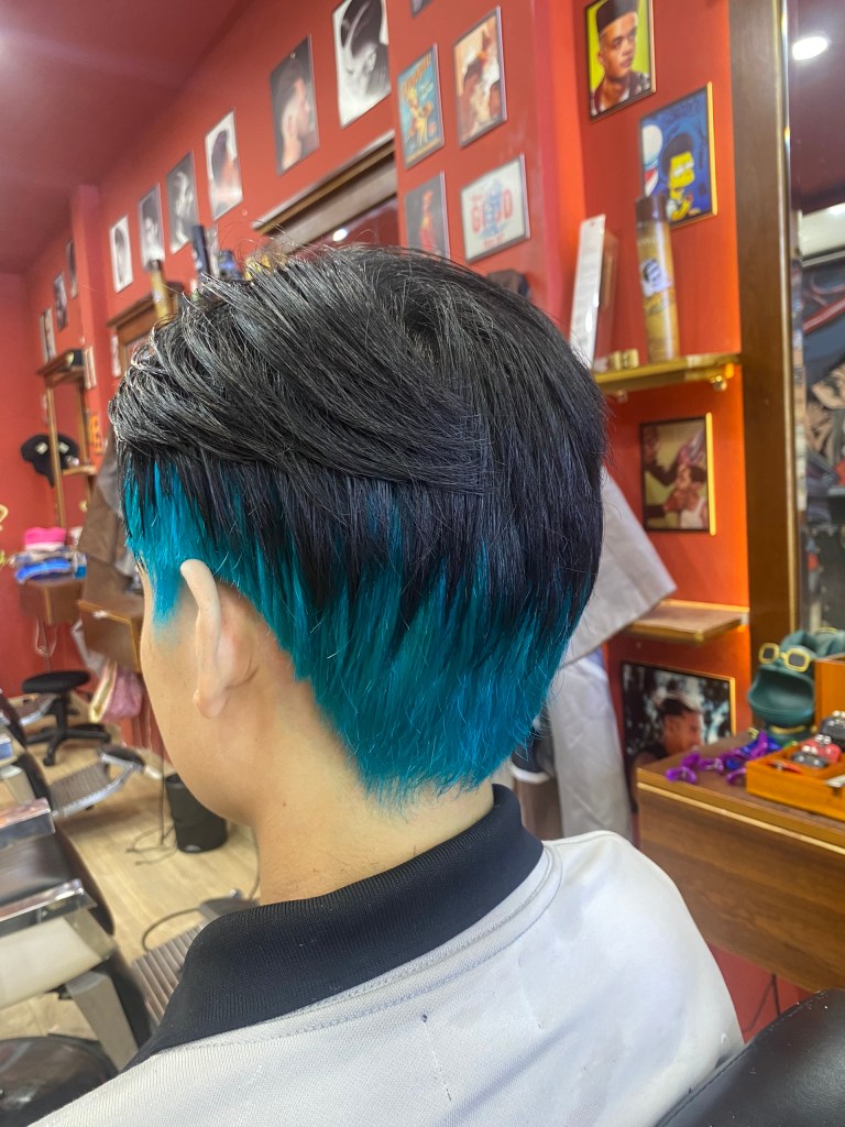 Tóc nam nhuộm màu xanh đen