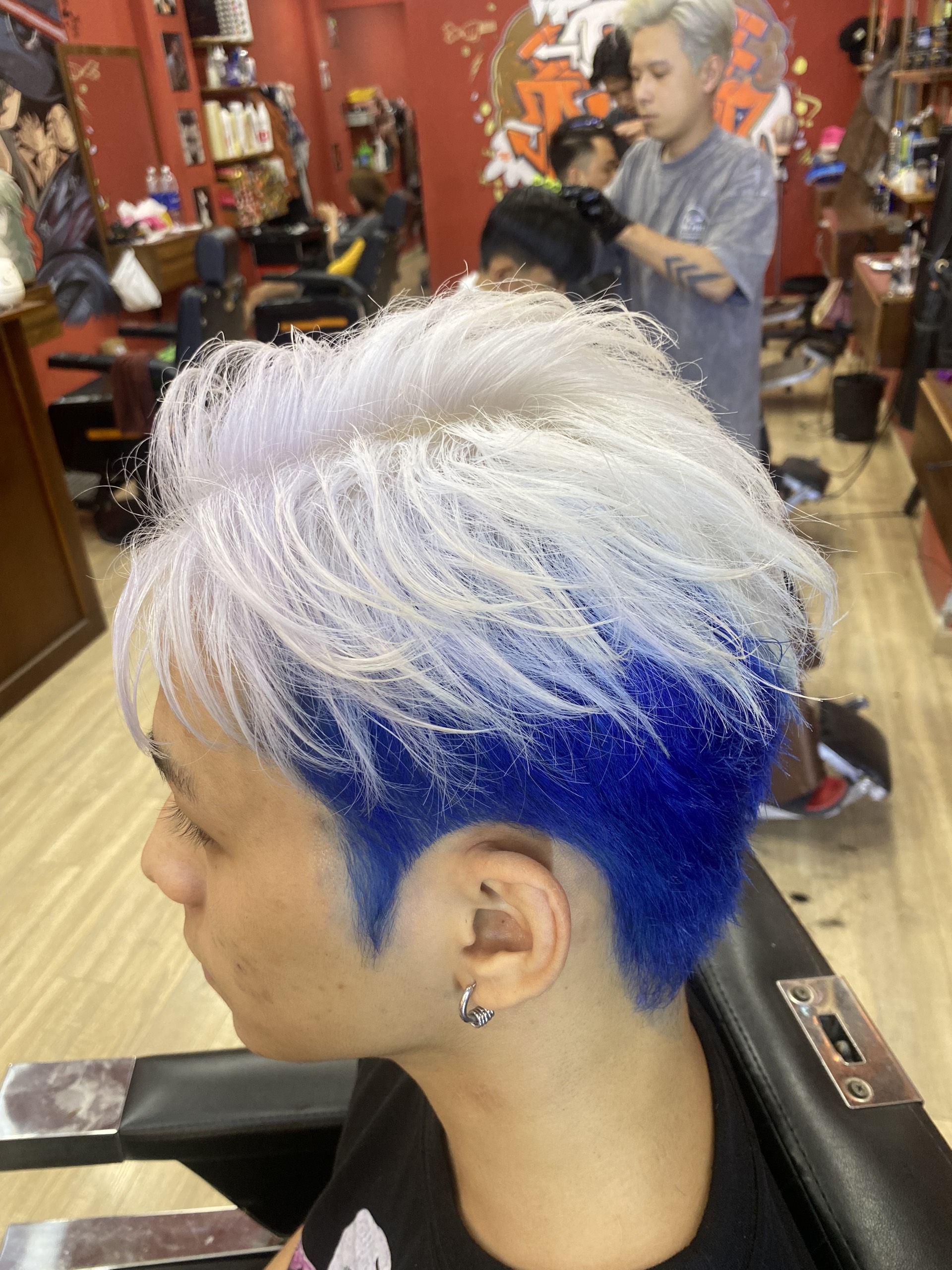 Tóc nam nhuộm màu xanh pha trắng bạch kim