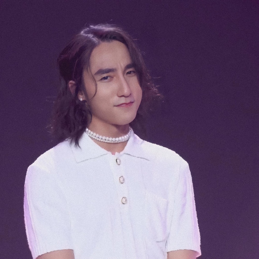 Sơn Tùng xuất hiện với mái tóc dài uốn xoăn, đeo phụ kiện ngọc trai